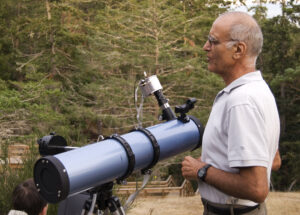 Sid admires Alex Schmid's new astro imaging setup at the Victoria Centre picnic -Sept 1, 2007